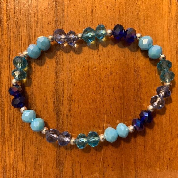 Handmade blue beaded stretch bracelet with pendant charm - Picture 2 of 3